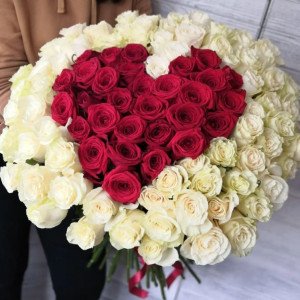 Большой букет роз с красным сердцем и лентами